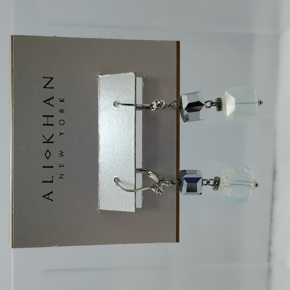 Ali khan Crystal cube French wire earrings opal silver - Picture 2 of 4